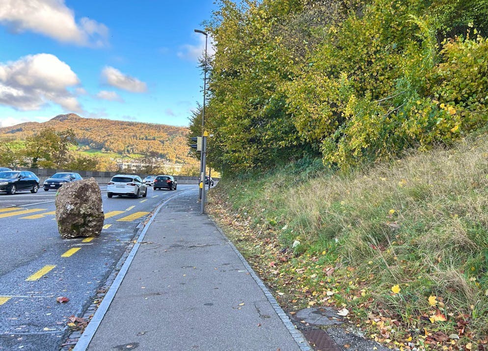 Der Stein rollte in Baden auf die Strasse. 