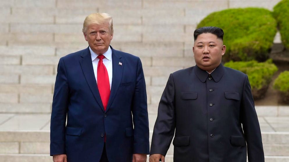 Il faudra attendre avant de revoir une rencontre entre Donald Trump (à gauche) et Kim Jong (à droite), ici en 2019 dans la zone démilitarisée de Panmunjom (archives).