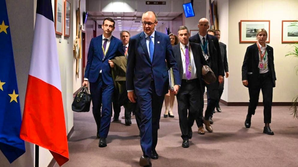 Federal Chancellor Friedrich Merz (CDU) goes to a press conference after the EU summit. Photo: Ansgar Haase/dpa