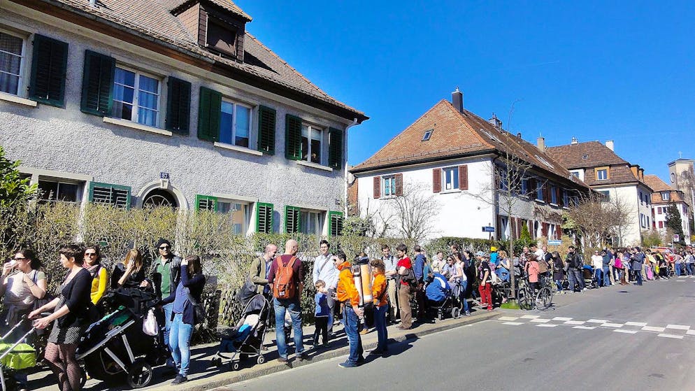 Potenzielle Mieterinnen und Mieter stehen in Zürich bei einer Besichtigung Schlange: Die Wohnungsnot ruft auch Betrüger auf den Plan.