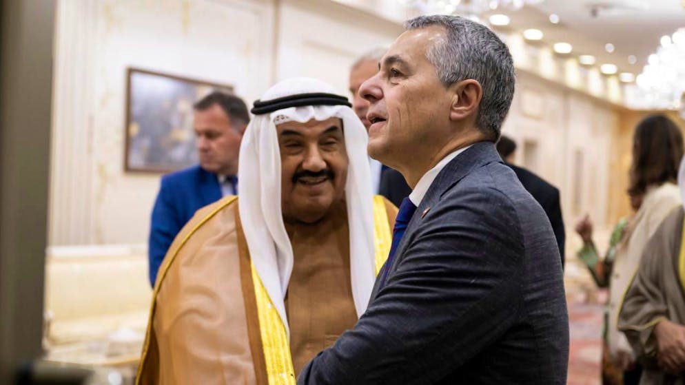 Scheich Nasser Al Sabah von der Emir-Familie Al Sabah (links) empfängt Bundesrat Ignazio Cassis.
