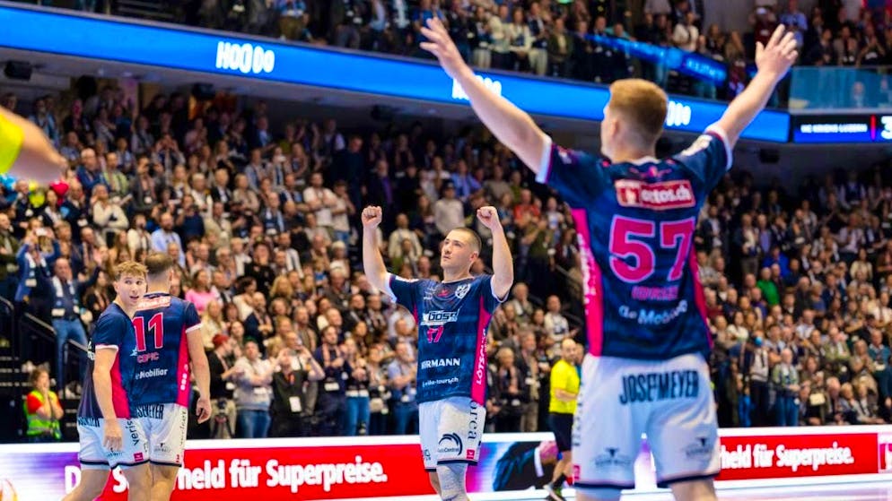 Jubilation in the new hall: Kriens-Lucerne's top scorer Jerome Müller (left) and Ammar Idrizi are delighted with a hard-fought victory