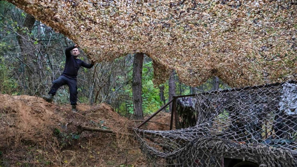 Des soldats ukrainiens réparent une protection anti-drones en déployant un filet de camouflage sur un véhicule de combat d’infanterie dans la région de Zaporijjia vendredi, alors que l’invasion russe se poursuit.