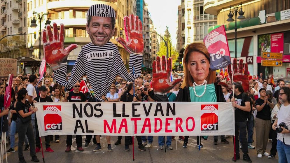 dpatopbilder - Mehrere Personen tragen auf einer Demonstration zum Jahrestag der Überschwemmungen in Spanien Spruchbänder und ein Plakat von das den Präsidenten der Region Valencia, Mazón, mit roten Händen zeigt. Sie fordern den Rücktritt Mazóns für sein Management während der Flutkatastrophe. Foto: Jorge Gil/EUROPA PRESS/dpa