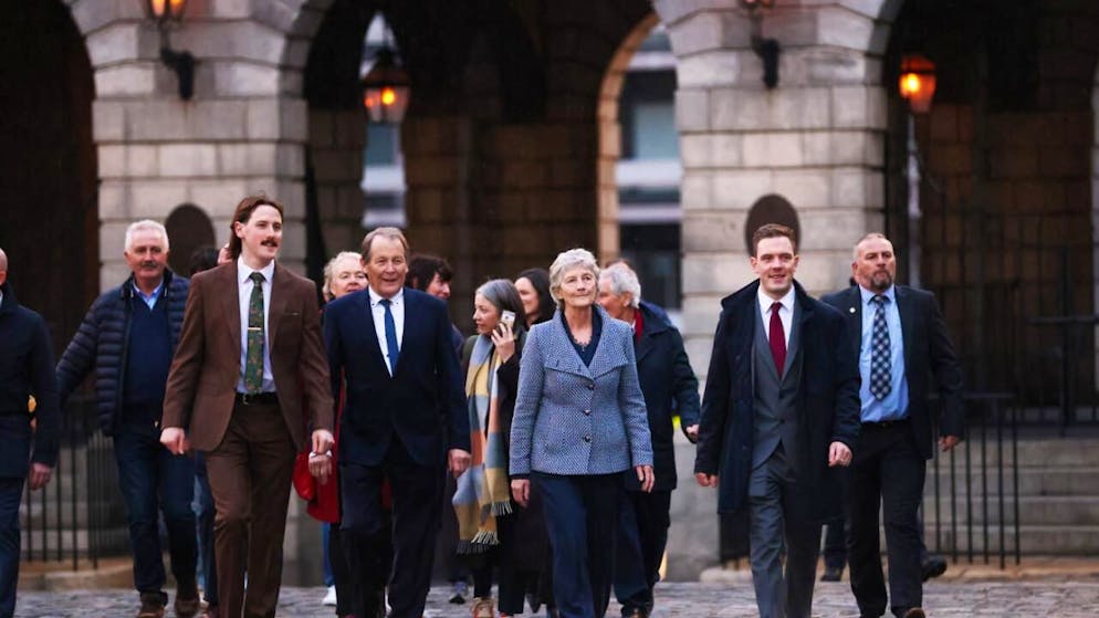 Die unabhängige Kandidatin in den irischen Präsidentschaftswahlen, Catherine Connolly, trifft mit Familie und Freunden zur Auszählung der Stimmen im Schloss von Dublin ein. Foto: Peter Morrison/AP/dpa