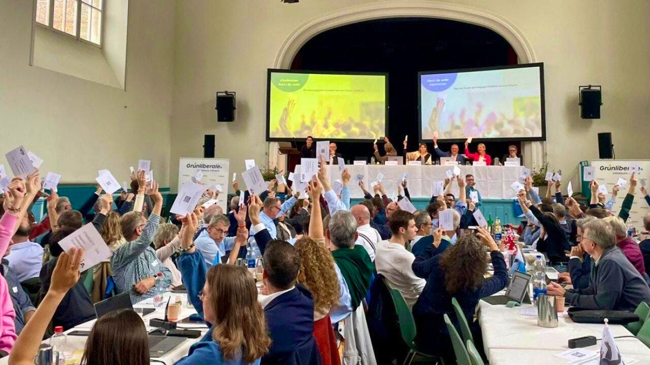 Political parties. GLP clearly against Juso and in favor of service-citoyen initiative