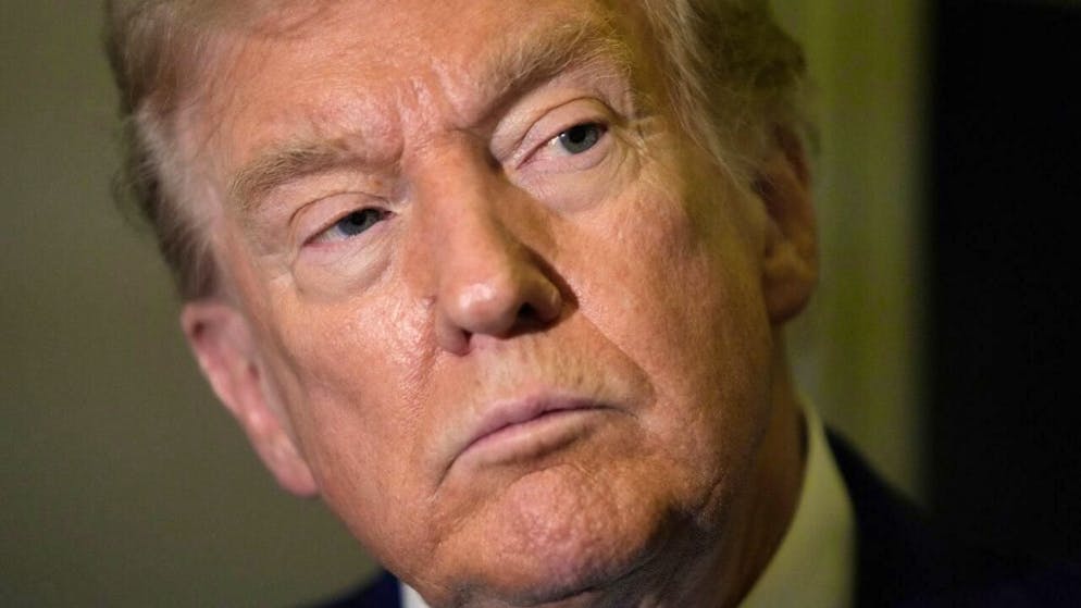 «Coup tordu». Trump annonce une hausse de 10% des droits de douane sur le Canada