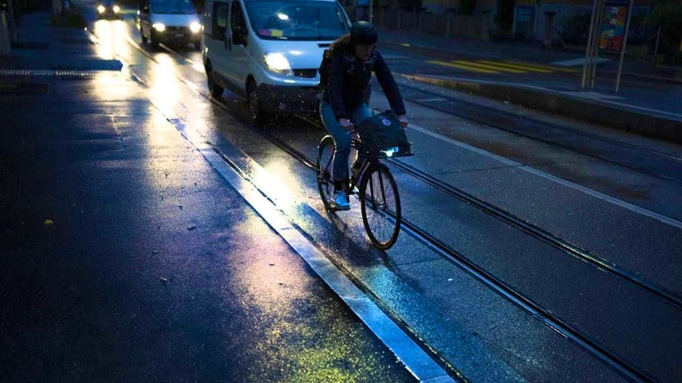 The TCS recommends applying all-round visible markings such as reflective strips to clothing. (archive picture)