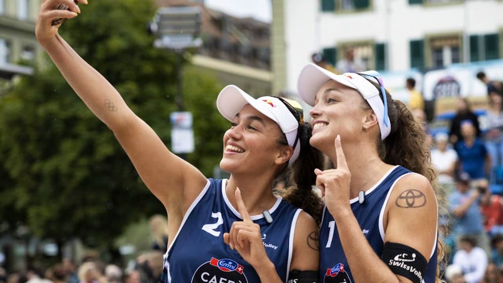 Zoé (links) und Anouk Vergé-Dépré beim Selfie