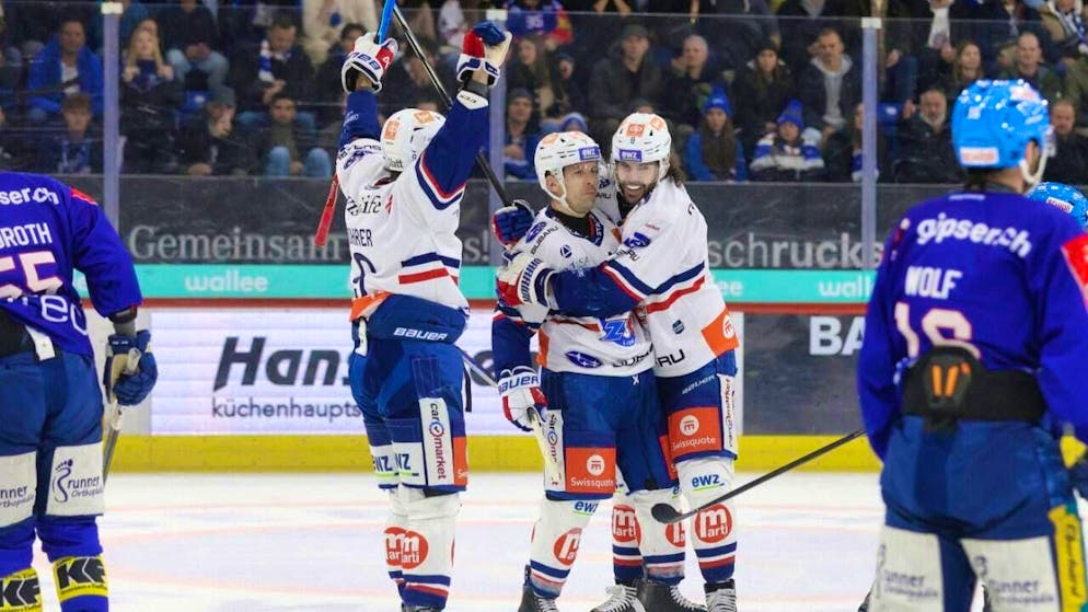Finally a reason to celebrate again: ZSC players Vinzenz Rohrer, Patrick Geering and Willy Riedi (left) are happy about the groundbreaking 1-0 goal in Kloten