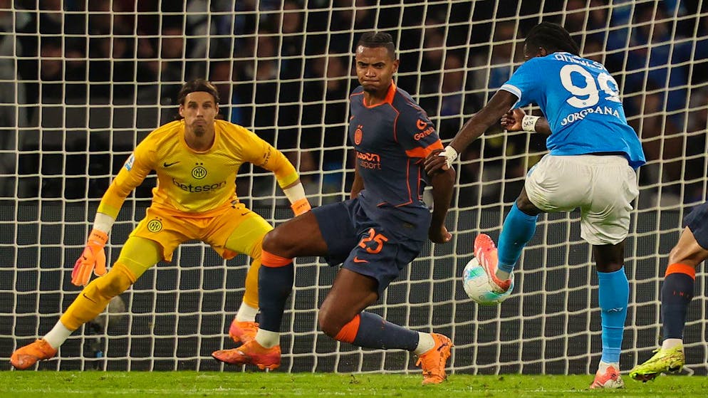 Yann Sommer und Manuel Akanji haben das Nachsehen: André-Frank Anguissa trifft zum 3:1 für Napoli.
