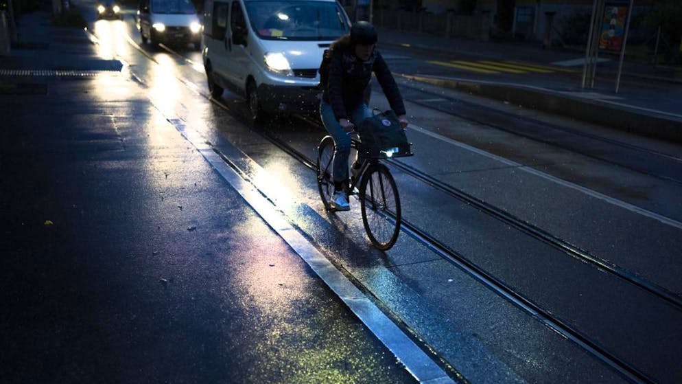 Der TCS empfiehlt, rundum sichtbare Markierungen wie Reflektorstreifen an der Kleidung anzubringen. (Archivbild)
