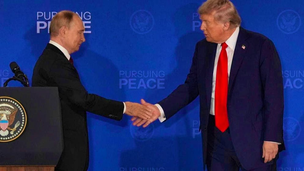 ARCHIVE - President Donald Trump (r) shakes hands with Russian President Vladimir Putin during a joint press conference at Joint Base Elmendorf-Richardson, Alaska. Photo: Jae C. Hong/AP/dpa/Archive