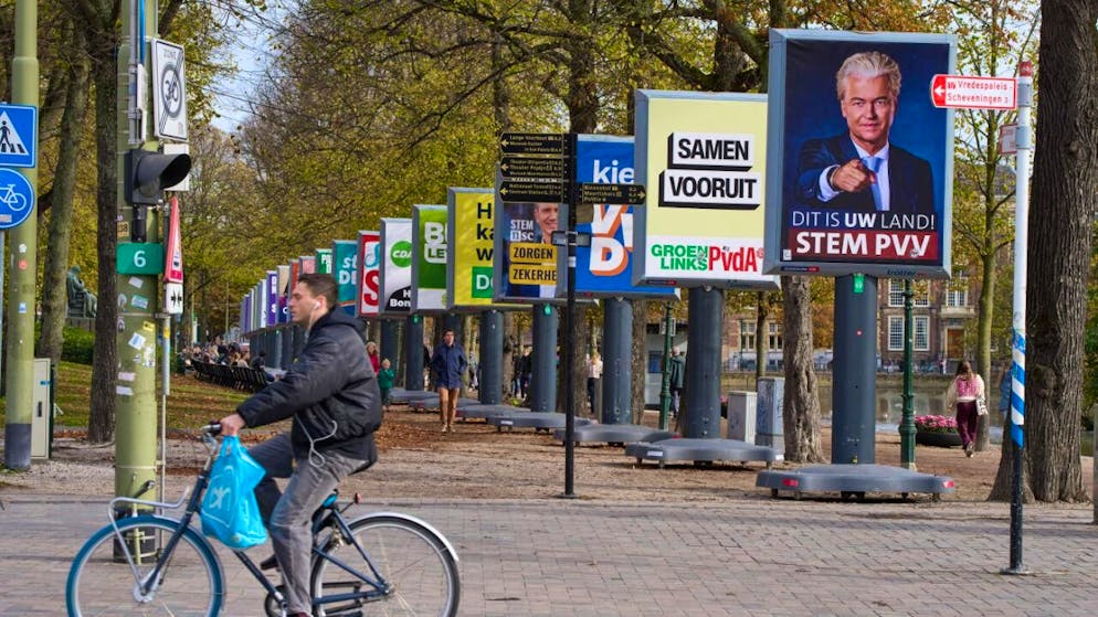 ARCHIV - Blick auf Wahlplakate in Den Haag. Foto: Peter Dejong/AP/dpa/Archiv