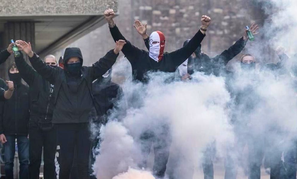 Testimoni hanno riferito di aver assistito al lancio di alcuni fumogeni.