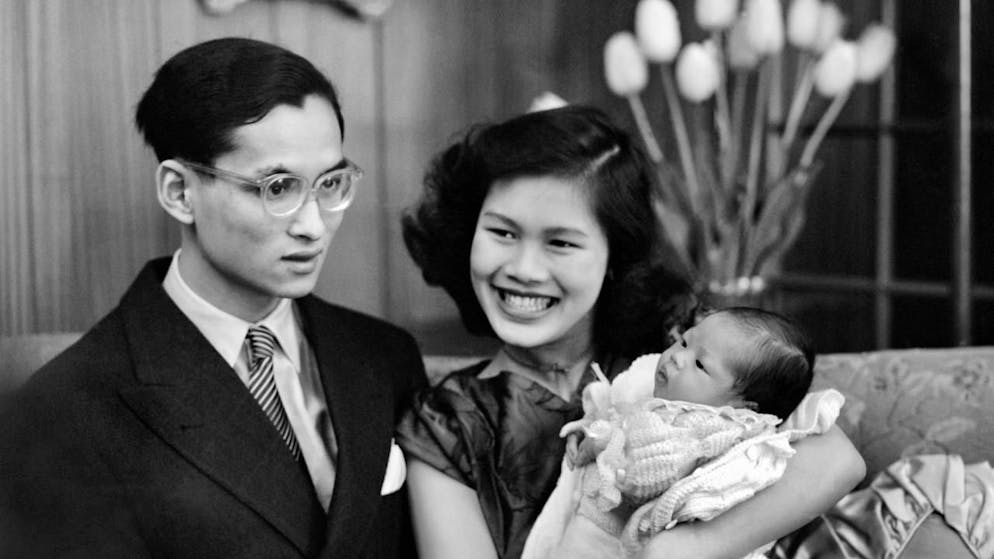 La coppia reale thailandese Bhumibol Adulyadej e Sirikit Kitiyakara con la figlia Ubol Ratana, nata nell'aprile 1951 a Losanna, qui ritratti nella loro residenza nel capoluogo vodese nel maggio 1951. Bhumibol ha studiato scienze politiche e diritto a Losanna dal 1946 al 1951. (Foto d'archivio)