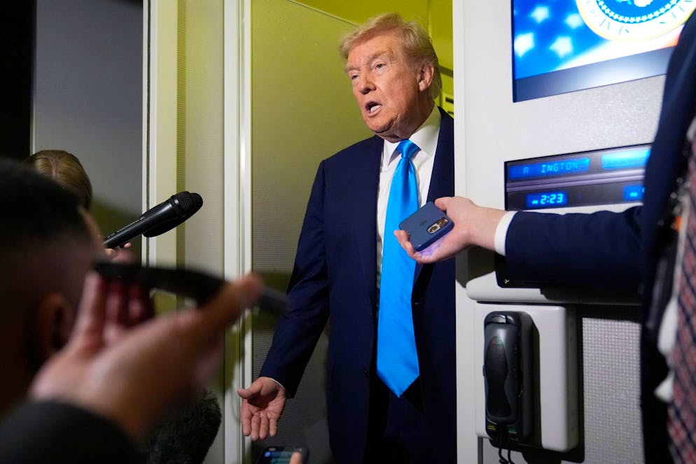 Donald Trump répond aux journalistes à bord de son avion Air Force One (archives).