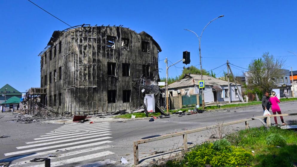 ARCHIV - Anwohner gehen an beschädigten Gebäuden im Zentrum von Pokrowsk vorbei, dem Schauplatz der schwersten Gefechte mit den russischen Truppen in der Region Donezk. Foto: Michael Shtekel/AP/dpa/Archiv