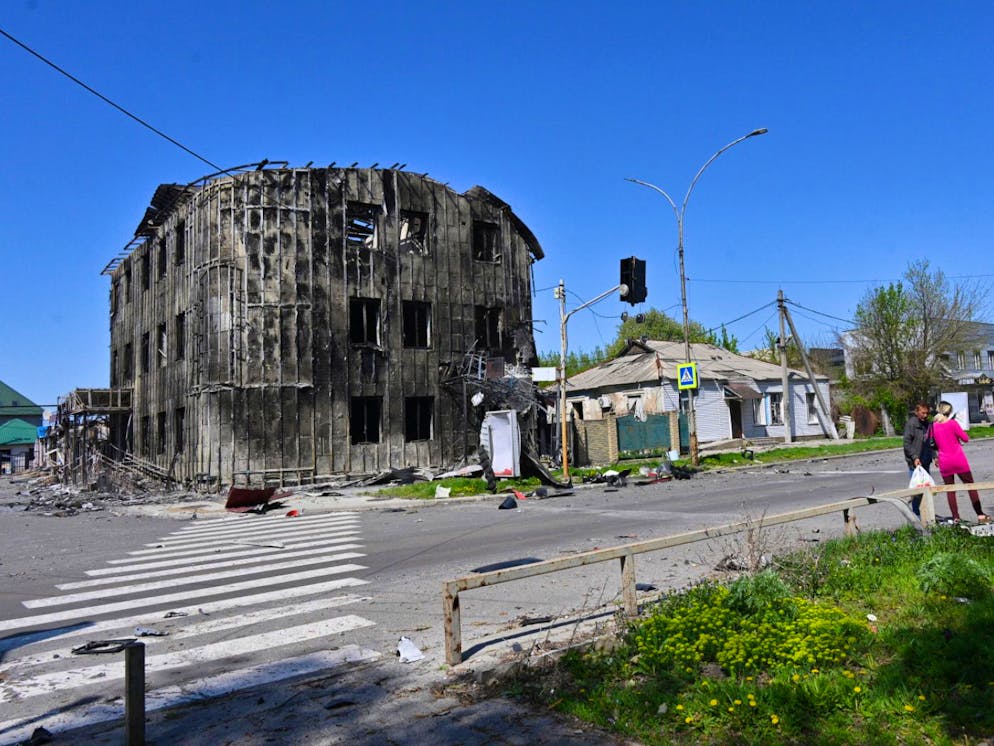 Anwohner gehen an beschädigten Gebäuden im Zentrum von Pokrowsk vorbei, dem Schauplatz der schwersten Gefechte mit den russischen Truppen in der Region Donezk.