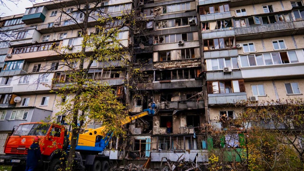Feuerwehrleute arbeiten in einem zerstörten Wohnhaus nach einem russischen Drohnenangriff. Foto: Dan Bashakov/AP/dpa/Archivbild