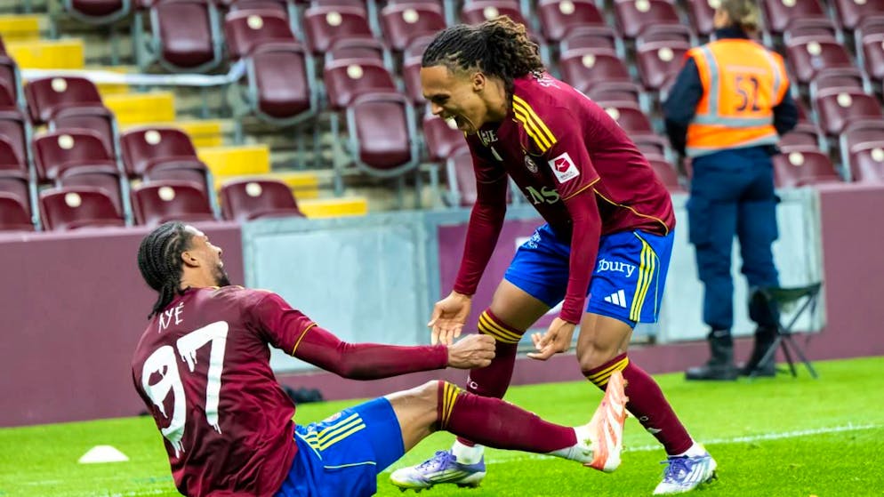 Florian Ayé freut sich mit Loun Srdanovic über das 2:1