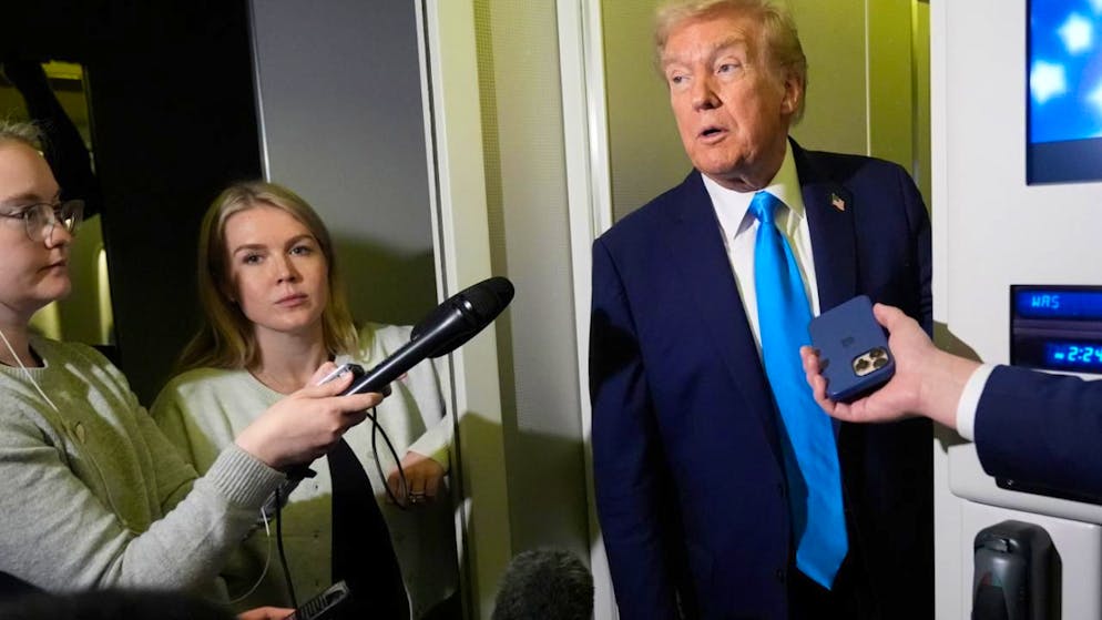 US-Präsident Donald Trump spricht mit Reportern an Bord der Air Force One auf dem Luftwaffenstützpunkt Al Udeid. Foto: Mark Schiefelbein/AP/dpa