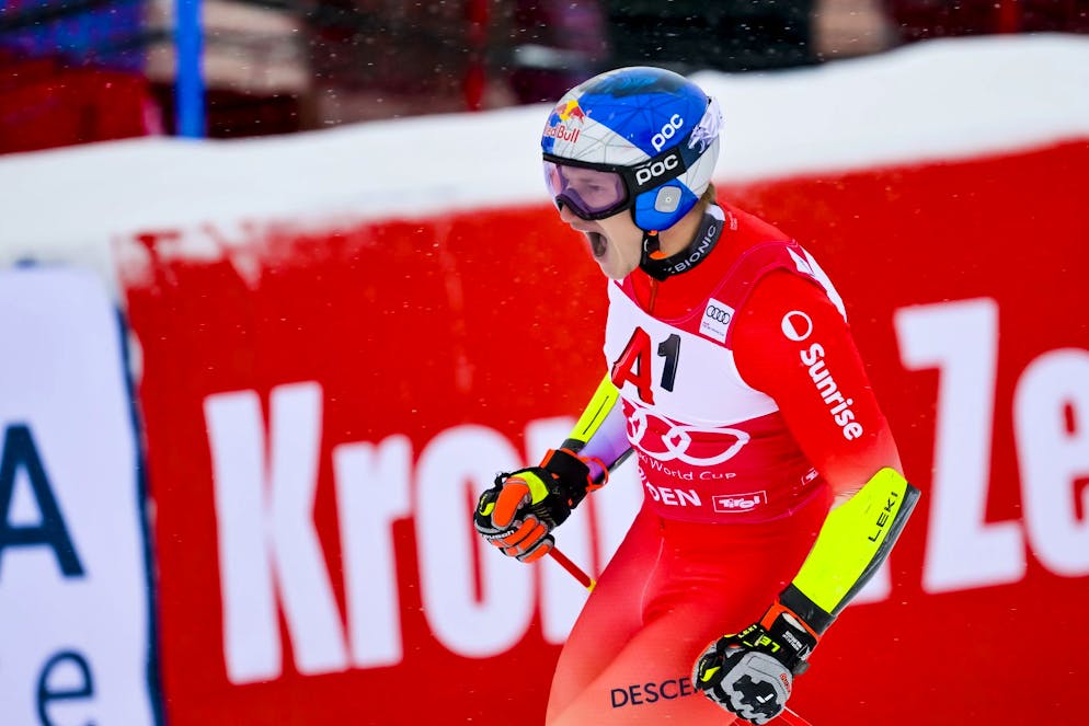 Marco Odermatt apre la stagione di Coppa del Mondo con una schiacciante vittoria.