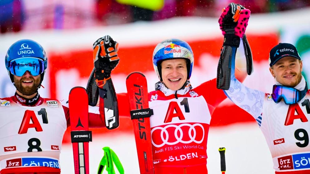 Marco Odermatt (Mitte) gewinnt den Riesenslalom in Sölden vor Marco Schwarz (links) und Atle Lie McGrath