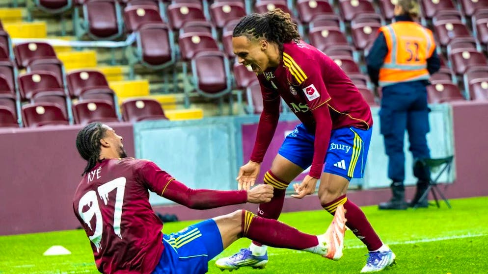 Florian Ayé celebrates the 2:1 with Loun Srdanovic