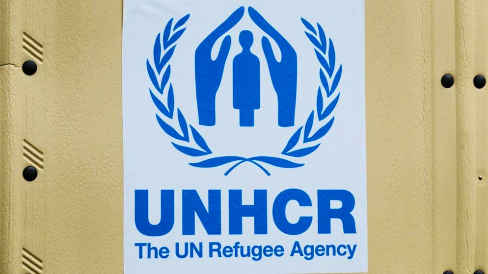 ARCHIV - Das UNHCR-Logo klebt an einer Selbstbau-Hütte der UNHCR. Foto: Annette Riedl/dpa/Archiv