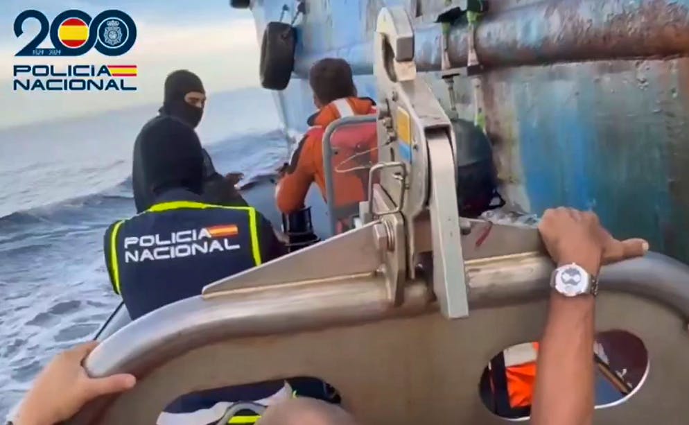 Spanische Spezialkräfte nähern sich dem Schiff.