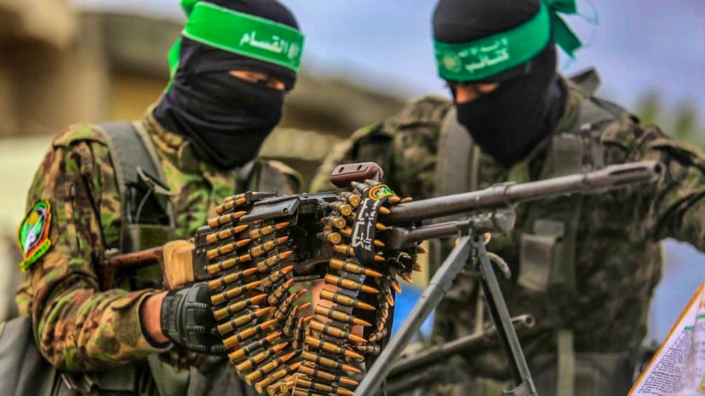 ARCHIVE - Masked fighters from the Qassam Brigades, the military wing of the Islamist terrorist organization Hamas, handle weapons. Photo: Abed Rahim Khatib/dpa