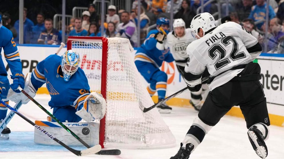 Kevin Fiala drückt aus spitzem Winkel ab.