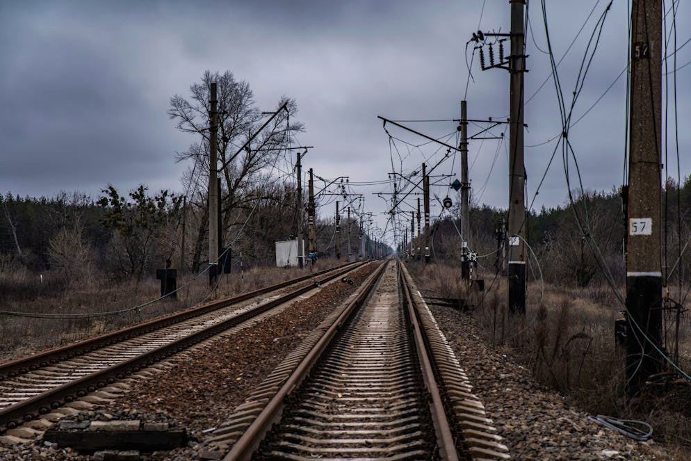 Zerstörte Oberleitungen: Russland nimmt immer wieder auch die Bahninfrastruktur der Ukraine ins Visier.