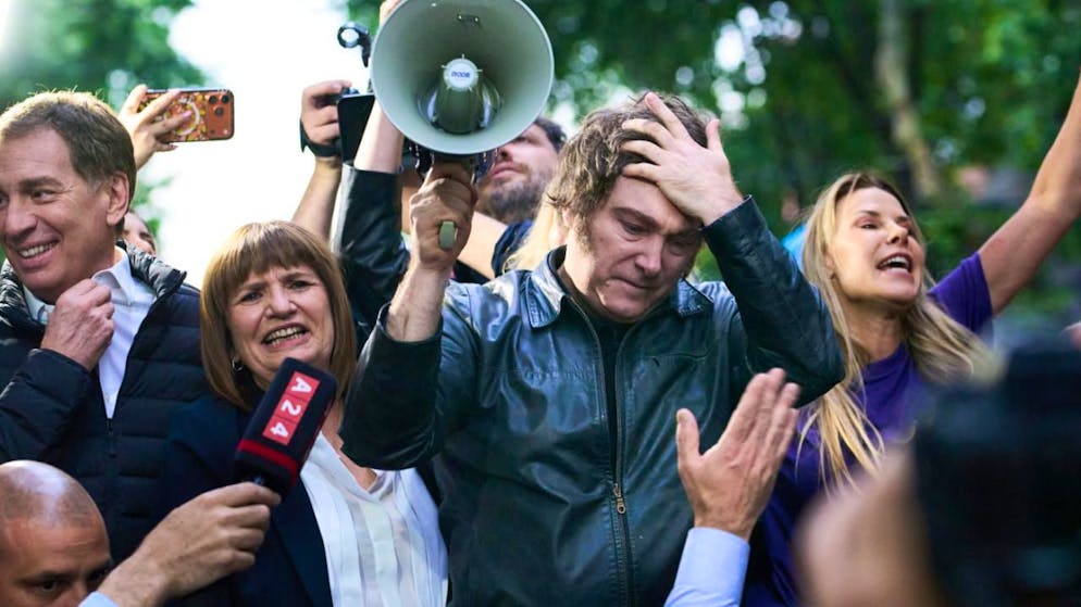 Les Argentins ont montré une "tolérance inédite" à l'austérité décrétée par Milei (au centre), mais ils voient l'avenir avec inquiétude (archives).