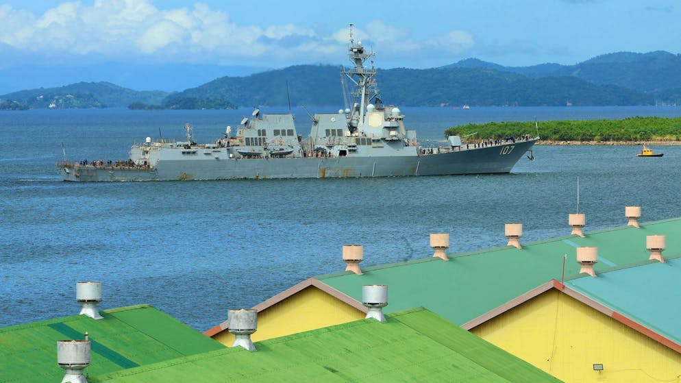 Der mit Lenkwaffen ausgestattete US-Zerstörer USS Gravely legt in der Hauptstadt von Trinidad und Tobago, Port of Spain, an. (26. Oktober 2025) 