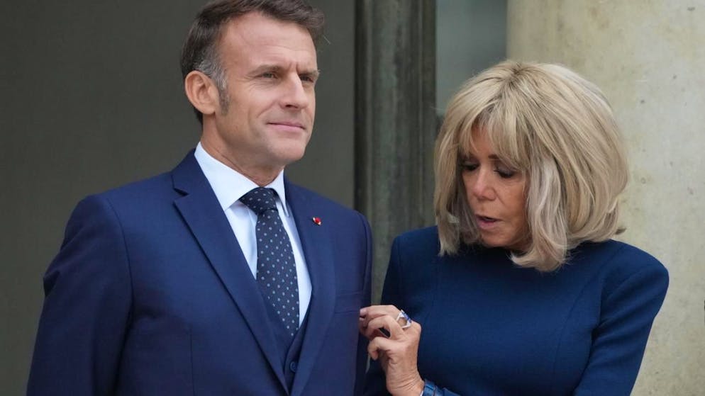 Il presidente francese Emmanuel Macron e sua moglie Brigitte Macron all'Eliseo attendono l'arrivo del principe Hussein di Giordania. (foto dell'8 ottobre 2025)