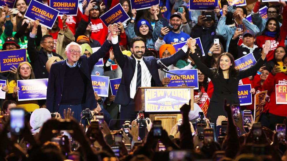 Mamdani holte sich Unterstützung aus dem US-Kongress: Am Sonntag nahmen der Vermonter Senator Bernie Sanders und die Abgeordnete Alexandria Ocasio-Cortez an einer seiner Wahlkampfveranstaltungen teil .