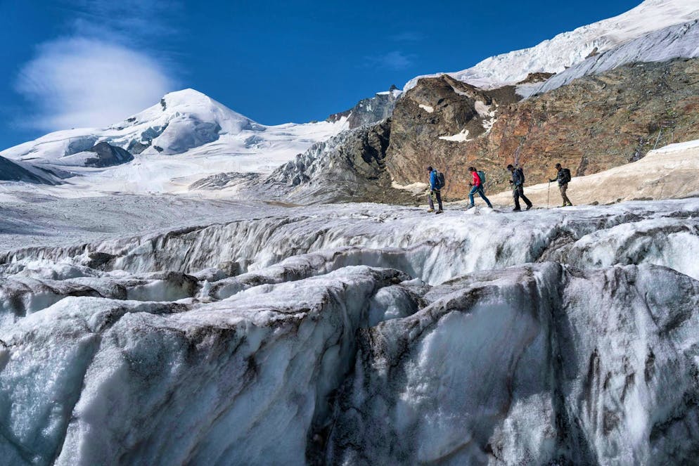Saas-Fee: corsa ad alta quota - avventurosa, pittoresca o culinaria. Il tour del ghiacciaio è una delle attrazioni assolute di Saas-Fee.