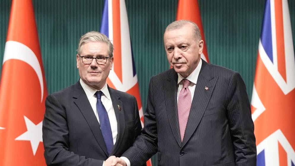 Keir Starmer (à gauche) et Recep Tayyip Erdogan (à droite) ont trouvé un accord pour la vente de 20 avions de combat Eurofighters.