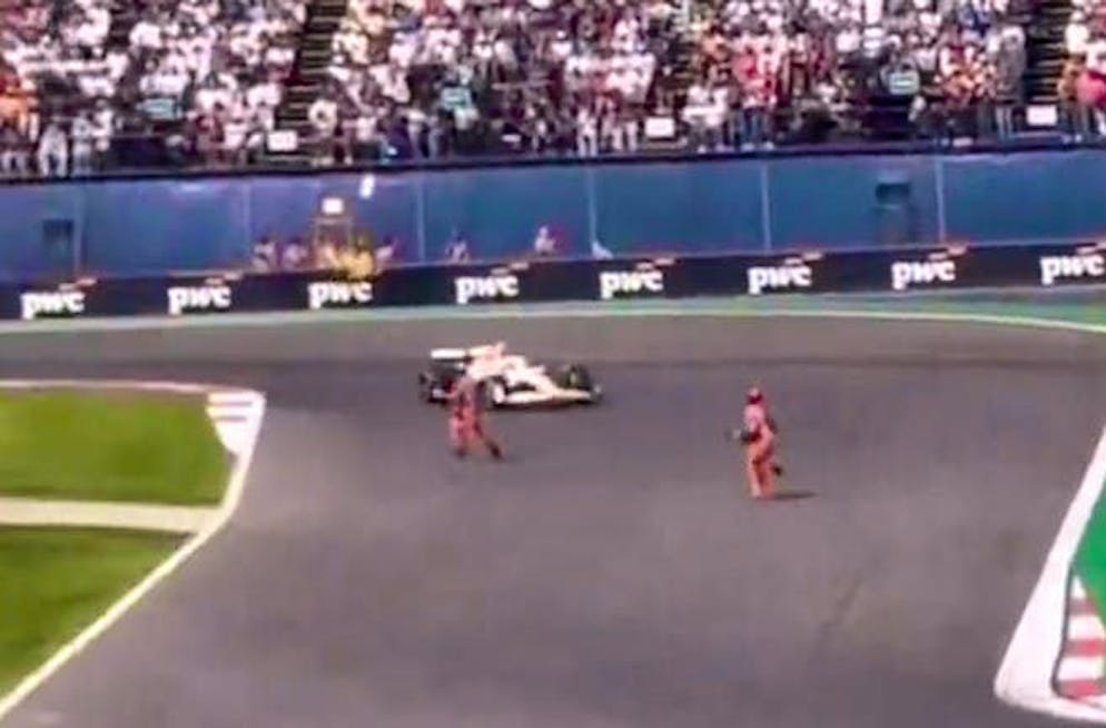 Lawson ha dovuto frenare bruscamente per evitare un perciloso incidente.