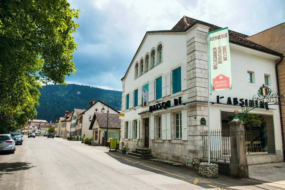 Val de Travers fr. Une exposition à Môtiers permet de tout savoir sur l'absinthe et des distilleries proposent des dégustations de cette boisson mythique.