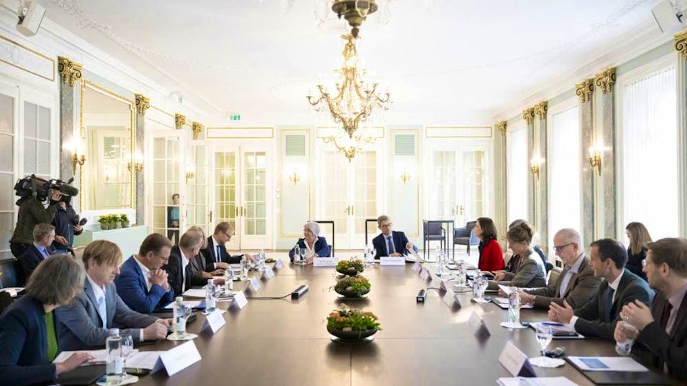 38 measures to reduce healthcare costs - Gallery. On November 11, 2024, the participants in the roundtable discussions met for the first time. At the top of the table, Health Minister Elisabeth-Baume Schneider and Lukas Engelberger, President of the Conference of Cantonal Health Directors. (archive picture)