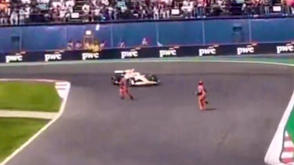 Lawson a dû appuyer sur les freins après le virage pour éviter le pire.