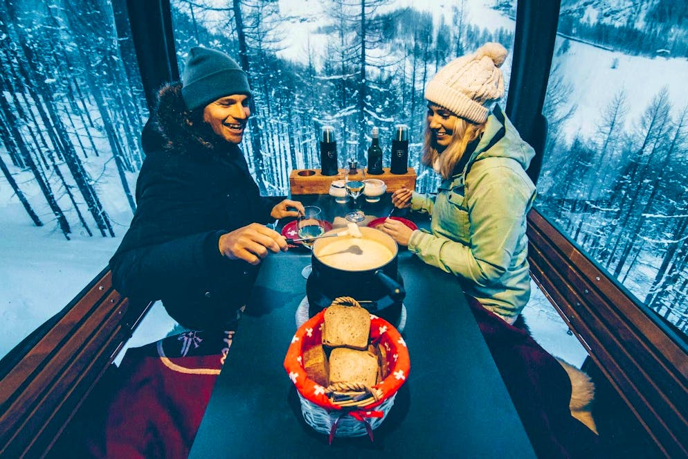 Saas-Fee : L'ivresse de l'altitude - aventureuse, pittoresque ou culinaire. On peut aussi prendre de la hauteur avec la gondole à fondue.