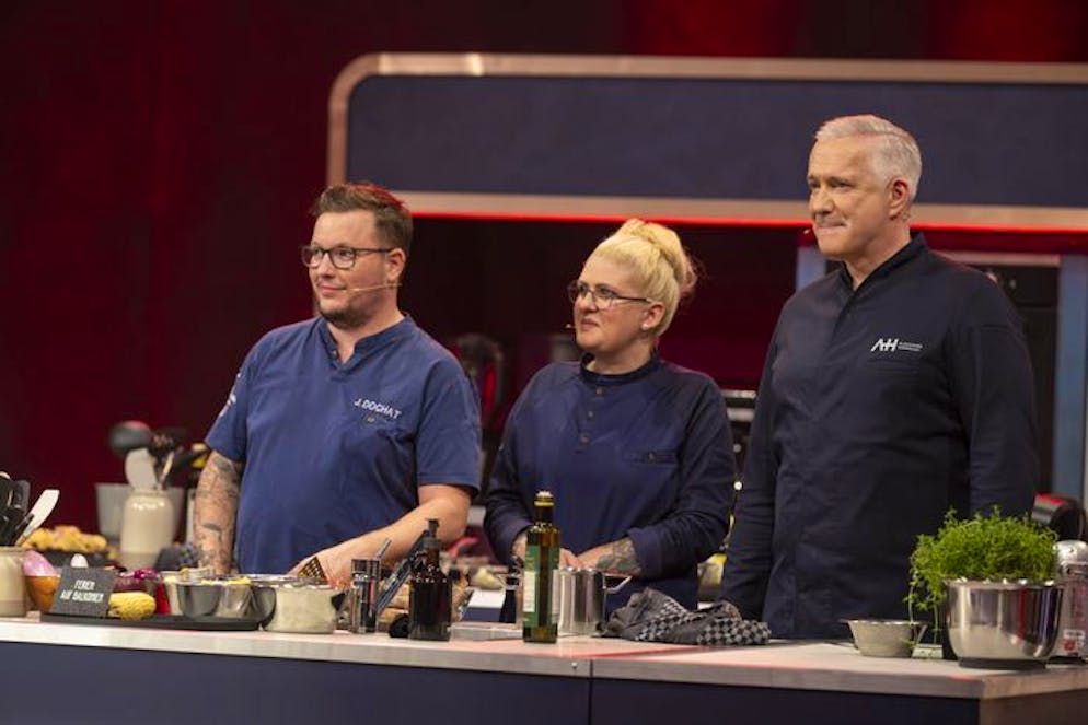 Klatsche für Henssler bei «Grill den Henssler». Alexander Herrmann (rechts) bot als Teamchef von «Team Herrmann» mit Lisa Angermann und Jari Dochat zwei ehemalige «The Taste»-Gewinner auf.