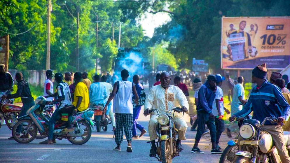 Despite a ban on demonstrations, supporters of opposition candidate and former labor minister Tchiroma have taken to the streets in several Cameroonian cities over the past few days.
