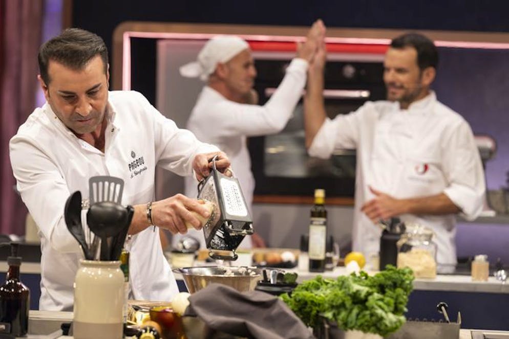 Klatsche für Henssler bei «Grill den Henssler». Im Finale, einem Drei-Gänge-Menü, standen am Ende die Tamchefs Herrmann und Henssler alleine in vorderster Küchenfront.