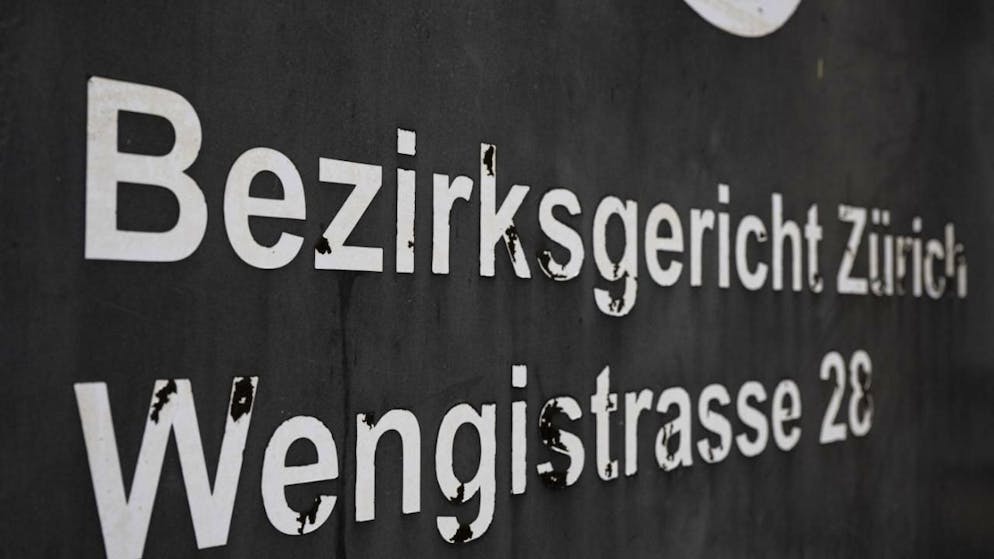 Ein früherer IV-Gutachter wehrte sich am Montag am Bezirksgericht Zürich gegen Betrugsvorwürfe. Sein ehemaliger Chef blieb der Verhandlung fern. (Archivbild)