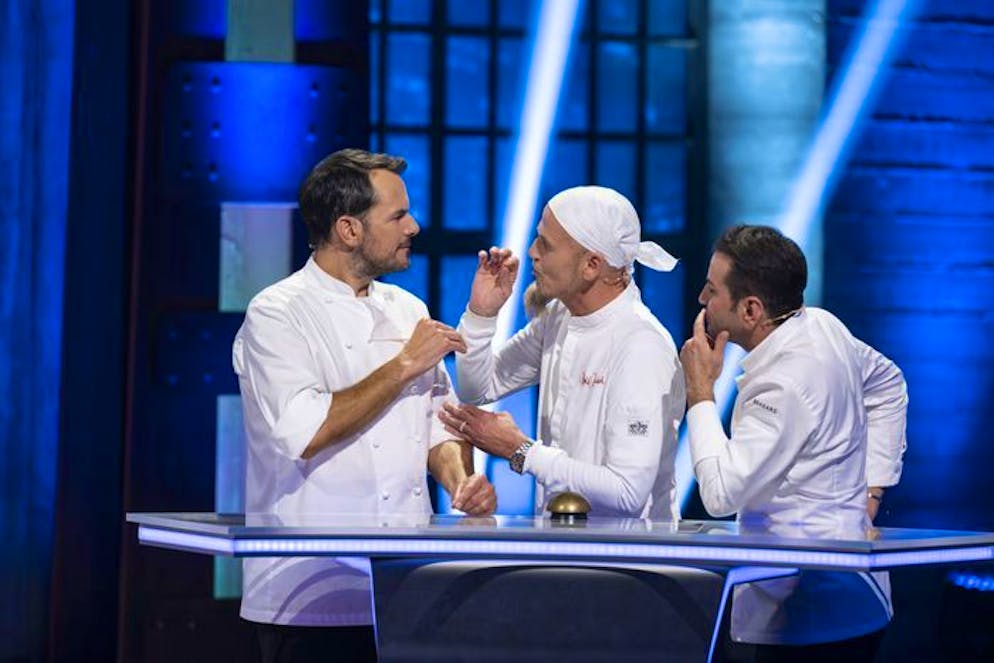 Klatsche für Henssler bei «Grill den Henssler». Top-Team Chaos? Steffen Henssler (von links), Ralf Zacherl und Ali Güngörmüş versuchten als «Hensslers Dreamteam» (VOX) ihre Gegner in den Disziplinen Kochen und Quizzen zu schlagen.